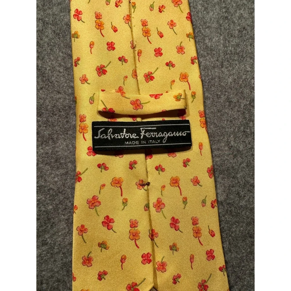 Salvatore Ferragamo Mens Yellow Silk Floral Clover Necktie Made in Italy